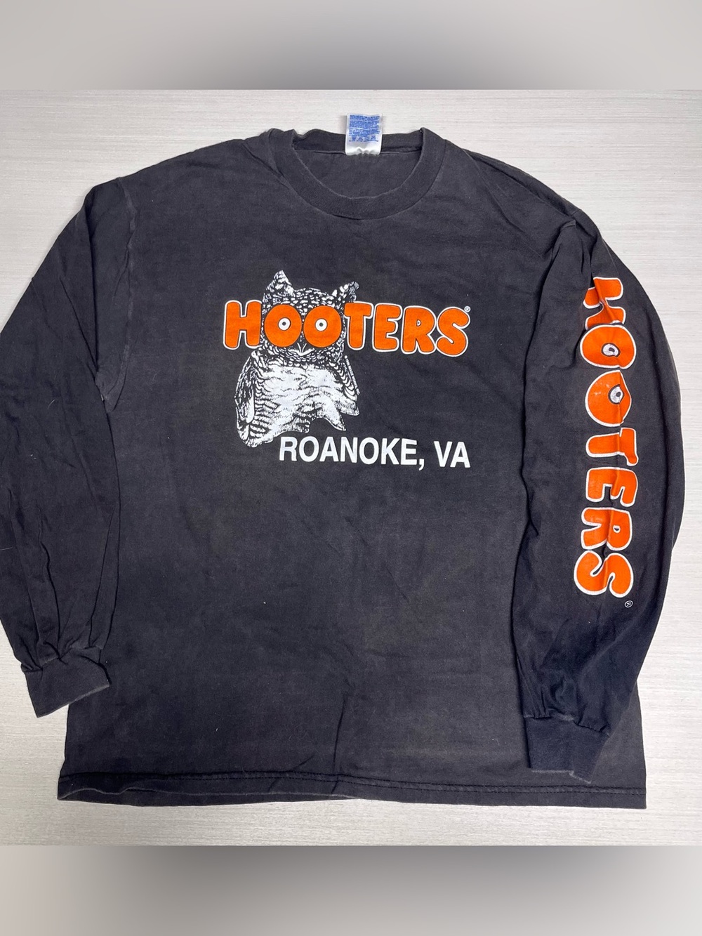 Hooters Vintage 96’ Long Sleeve Brown Graphic Tee Front Back Print